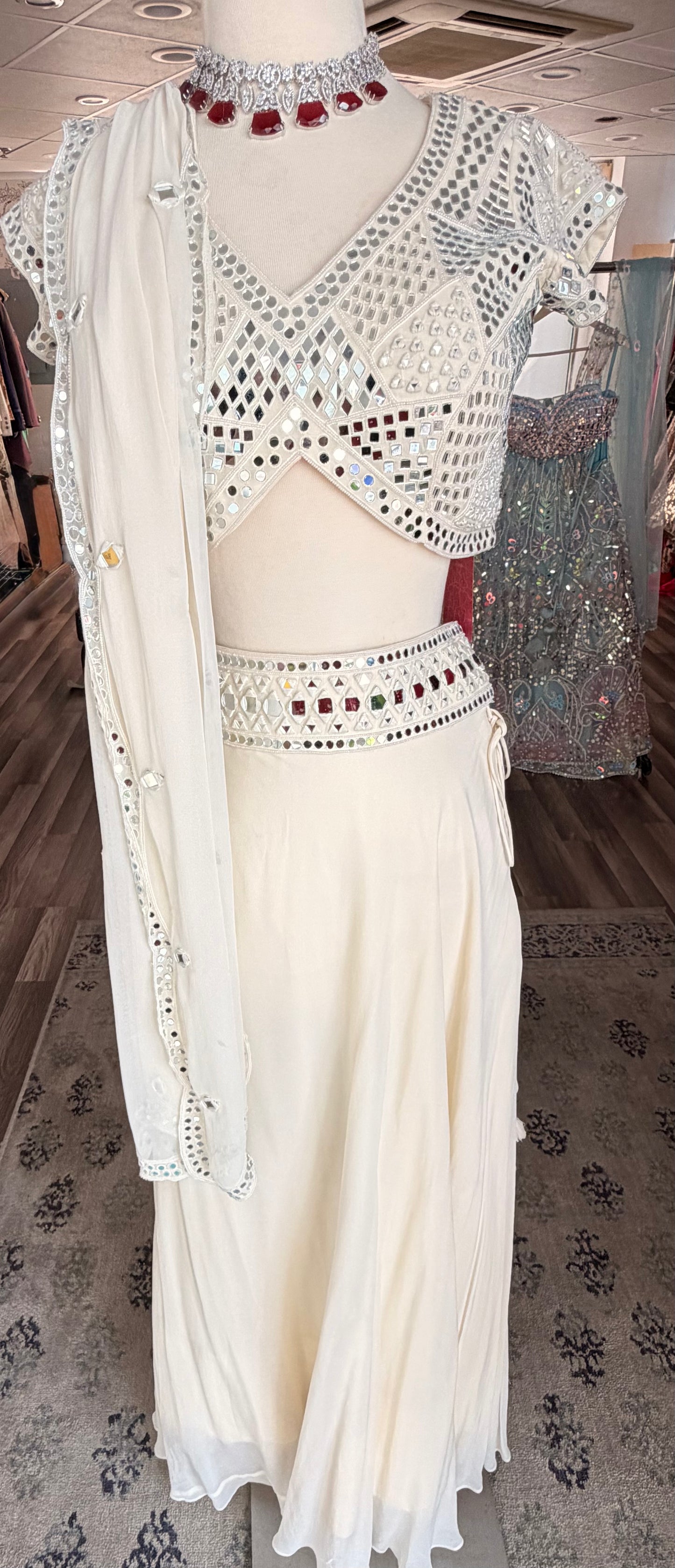 Mirror Ivory Lehnga