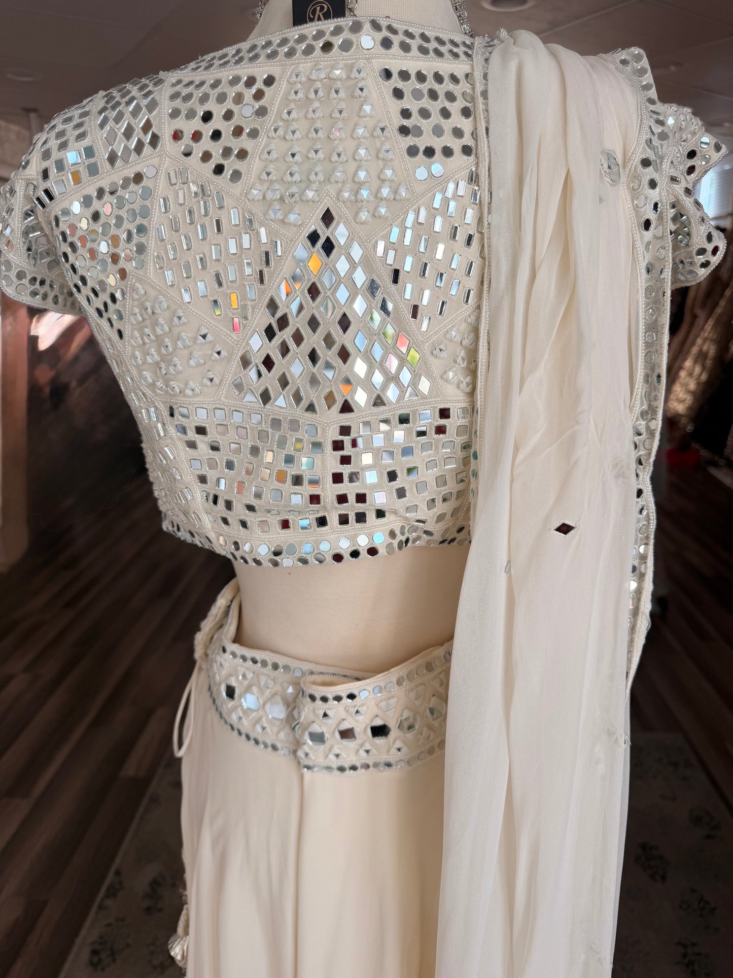 Mirror Ivory Lehnga